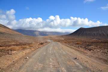 excursionistas en bicicleta en la isla graciosa, lanzarote