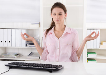 Work-Life-Balance: Yoga Training mittags in der Arbeit