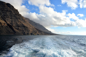 acantilado rocoso en la costa de lanzarote