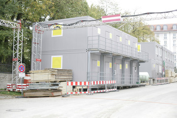Kabelbrücke und baucontainer