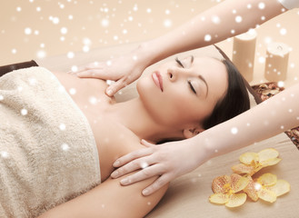 Obraz na płótnie Canvas beautiful woman getting massage in spa