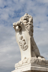 Fototapeta premium Pisa white statue of a lion near Arno river