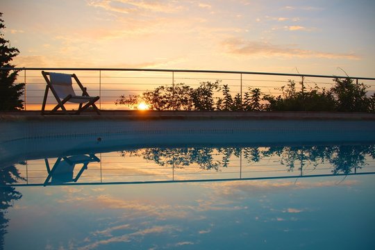 Sonnenaufgang über Pool
