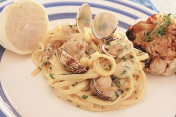 clam linguine plated meal