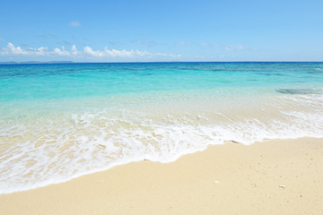 南国の美しいビーチと紺碧の空