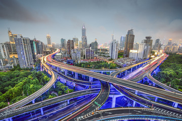 Fototapeta premium Szanghaj, chińskie autostrady i pejzaż miejski