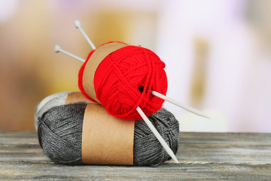 Knitting yarn with knitting needles