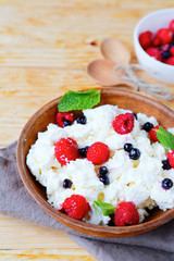 cottage cheese with raspberries and blueberries