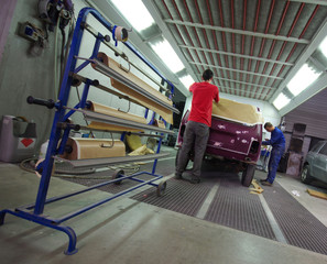 Fototapeta premium atelier de carrosserie - préparation de véhicule