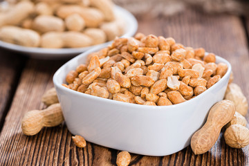 Small bowl with Peanuts