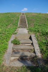 細い階段と堤防