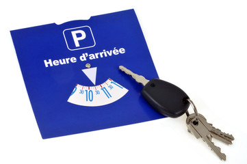 Disque bleu et clés de voiture