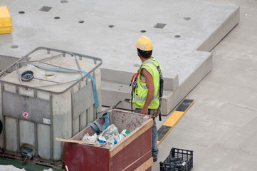 Fototapeta premium Ouvrier escaladeur sur chantier