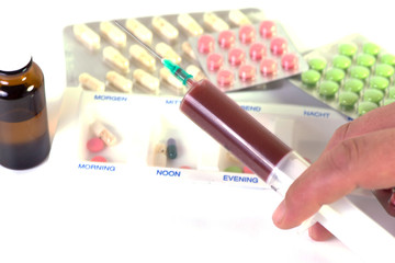 Medikamente als Freisteller auf wei&szlig;en Hintergrund