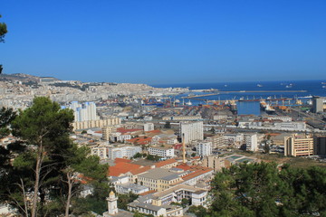 Fototapeta na wymiar Alger la blanche et son port, Algérie