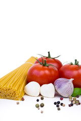 tomaten, pasta und gewürze