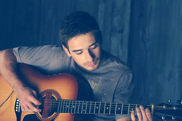 Obraz premium musician playing the guitar