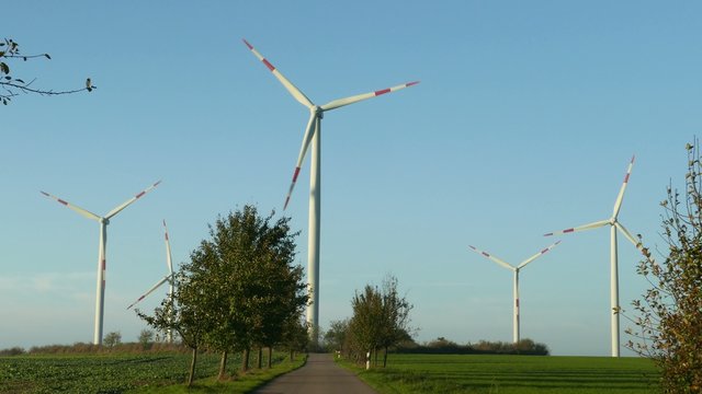 Windwheels on a Street , Windr&auml;der an einer Stra&szlig;e ,UHD 4K