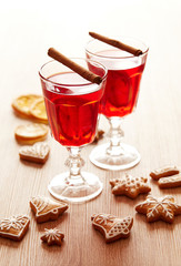 Two glasses of mulled wine with gingerbread