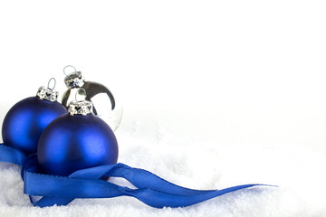 Blaue Weihnachtskugeln auf Schnee