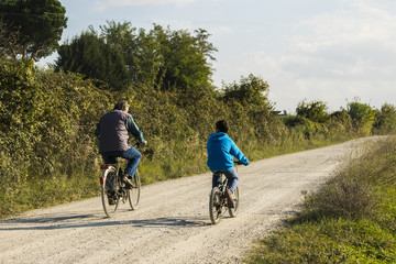 Nonno e nipote in bicicletta