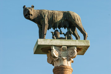 Statua di bronzo Lupa e gemelli Remolo e Romolo, monumento, Pisa
