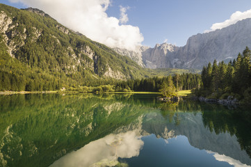 	Laghi di Fusine,panorama górskiego jeziora w Alpach włoskich - obrazy, fototapety, plakaty