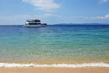 Obraz premium Small white ship and seagulls. View 1