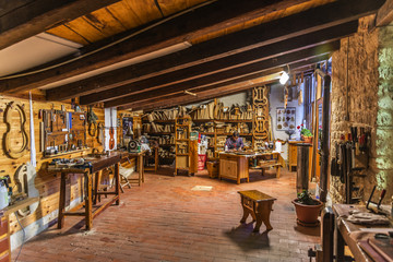 Luthier