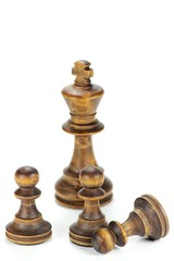 Schachfiguren 'Bauernopfer' isoliert auf weißem Hintergrund