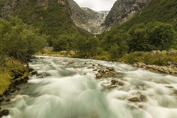 Vue de ruisseau l'eau de glacier 2