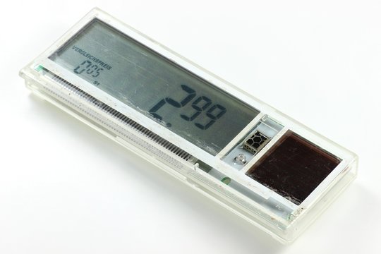 elektronisches Preisschild isoliert auf wei&szlig;em Hintergrund