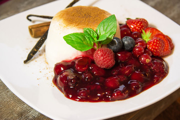 Panna Cotta mit Obst