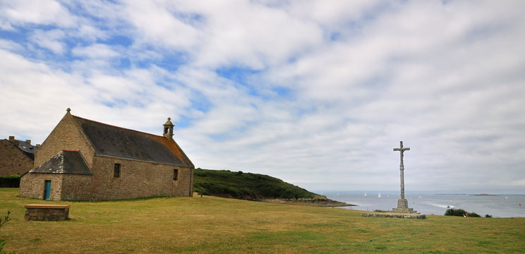 Chapelle et croix celtique face &agrave; la mer &agrave; Arzon