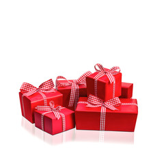 Weihnachtsgeschenke vor weißem Hintergrund