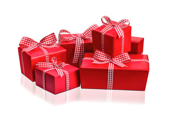 rote Weihnachtsgeschenke vor weißem Hintergrund
