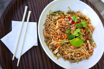 Noodles, shrimp, tofu and peanuts