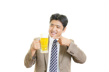 ビールを飲む笑顔の男性