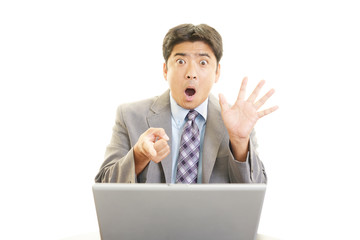 驚いた表情のビジネスマン