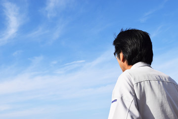 空を眺める男性