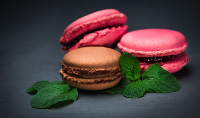 Macaron au chocolat et framboise