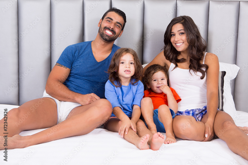 Wall mural Family in bed