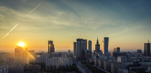 Fototapeta premium Warszawski śródmieście wschodu słońca widok z lotu ptaka, Polska