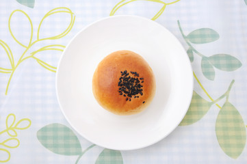 お皿にのせた あんパン アンパン おやつ テーブルクロス