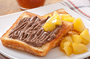 French toast with caramelized apples and chocolate cream 