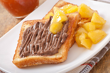 French toast with caramelized apples and chocolate cream 