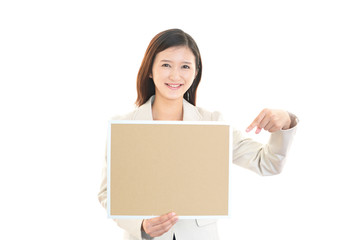 ボードを持つ笑顔の女性