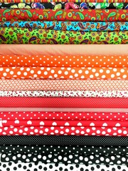 Bunte Stoffe im Stoffladen
