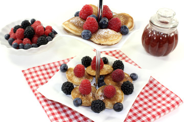 Poffertjes mit Beeren auf einer Etagere