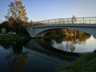 Fototapeta na wymiar Brücke über Loisachkanal nach Gelting